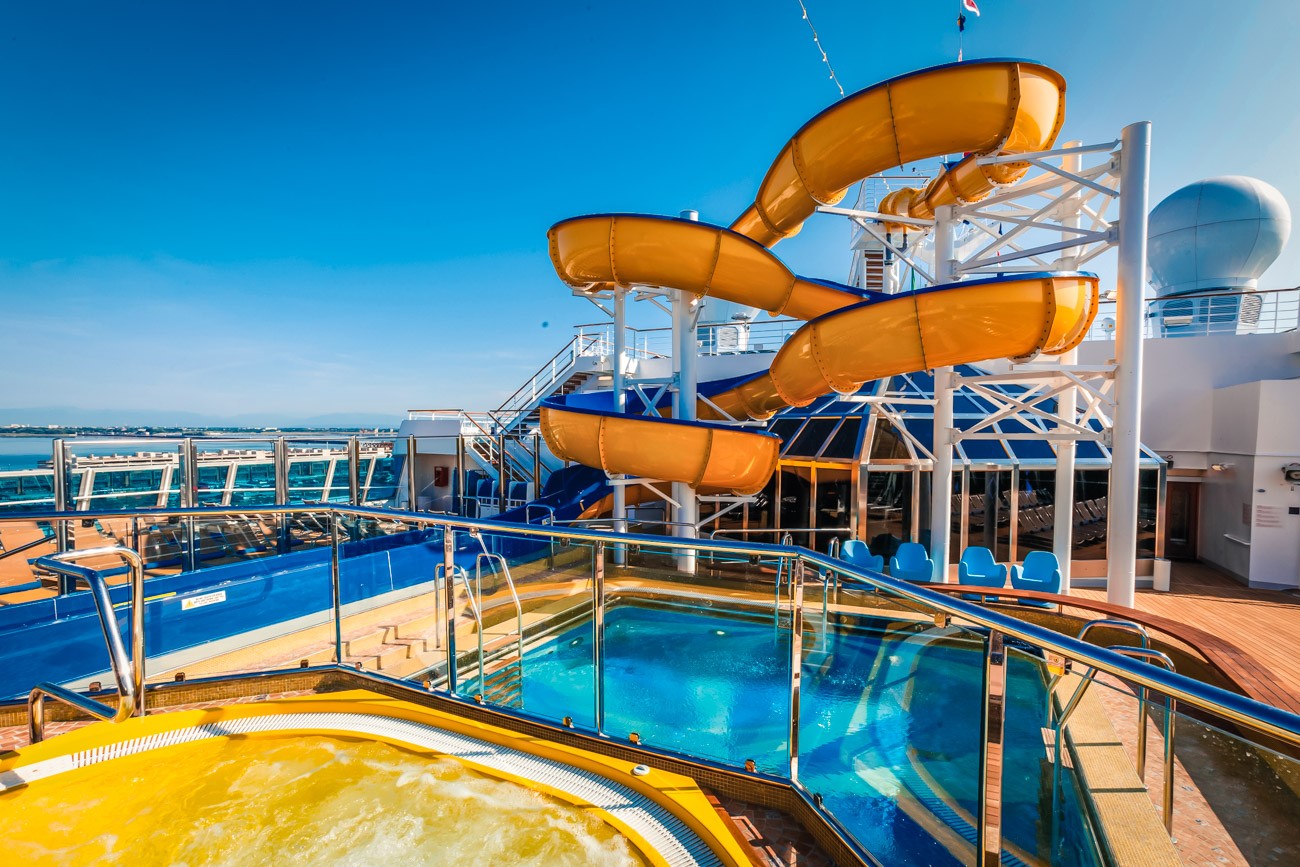 Área da Piscina Costa Favolosa - Fonte: Costa Cruzeiros. O que levar na mala.
