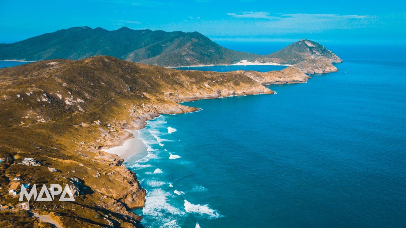 Vista aérea da praia Brava e ao fundo a Ilha do Farol em Arraial do Cabo