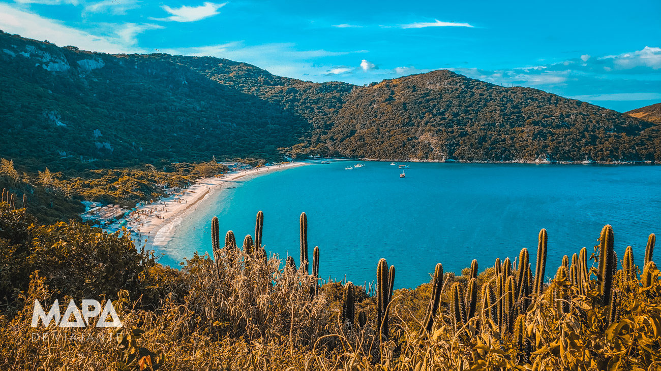 Praia do Forno vista da trilha em Arraial do Cabo