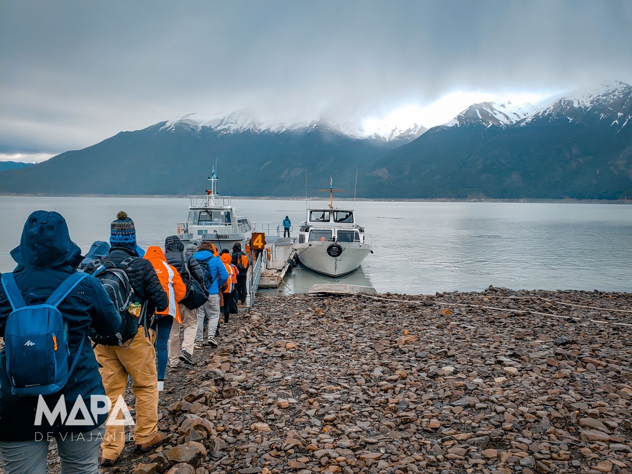 Barco que leva até a base do glaciar