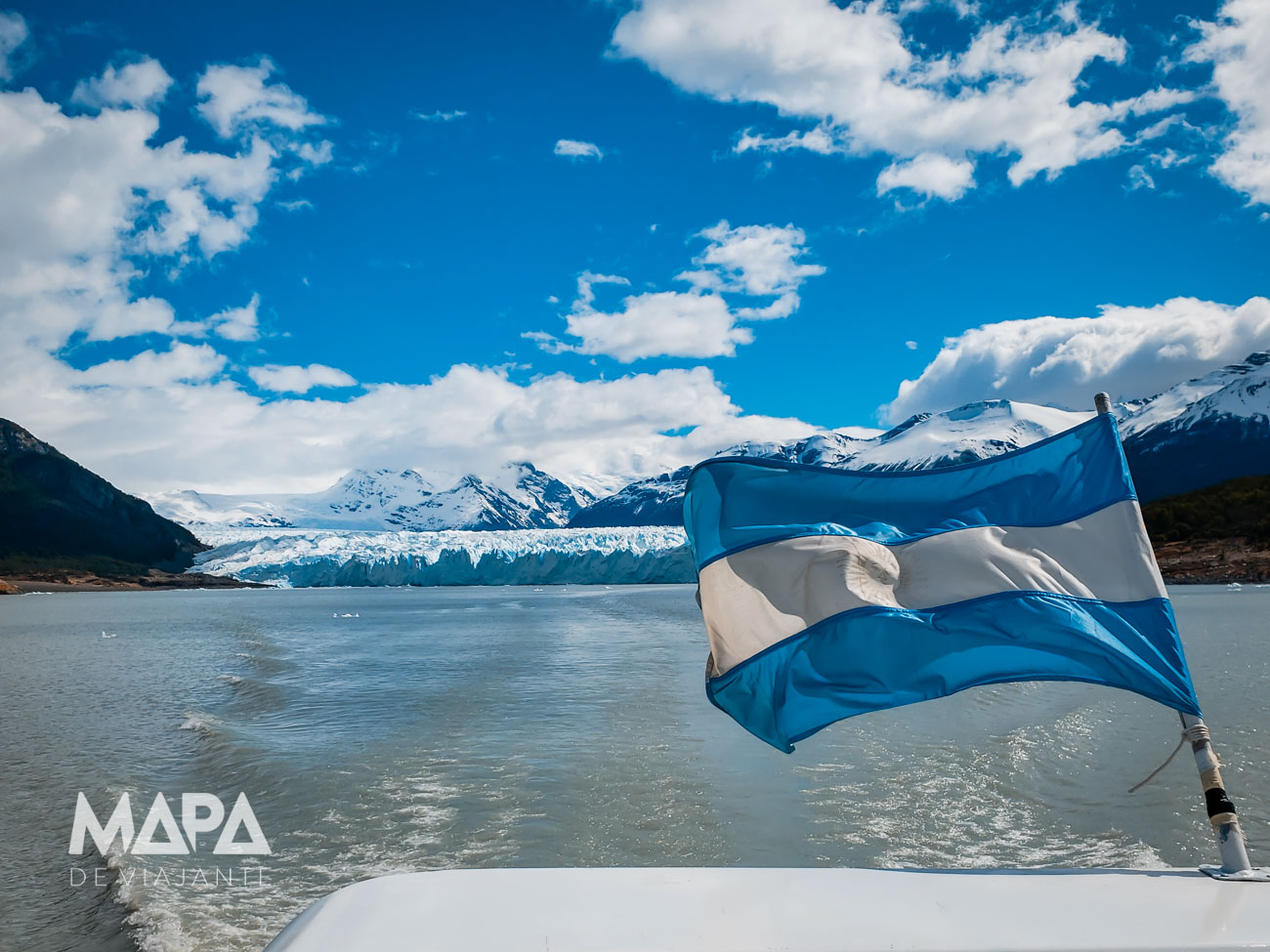 Barco que leva até a base do glaciar