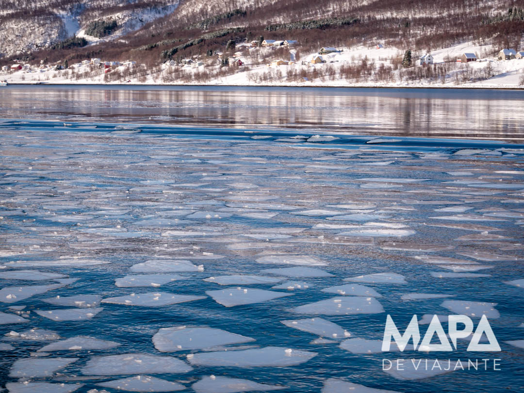 Fiordes quase congelados no inverno Norueguës