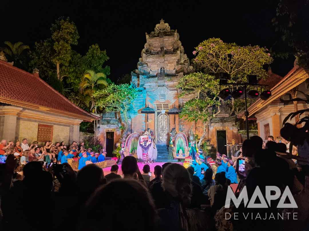 danças típicas balinesas no Palácio de Ubud