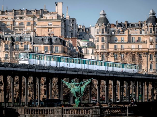 Metro Ônibus Trem Paris França
