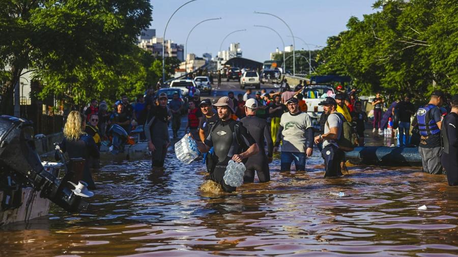 Voluntários chuva rua alagada porto alegre rio grande do sul